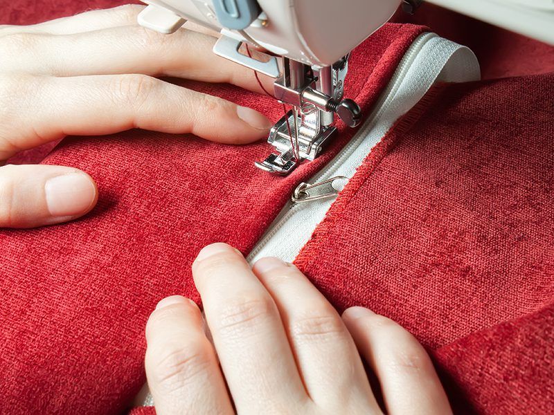 Cosiendo una cremallera con la máquina de coser