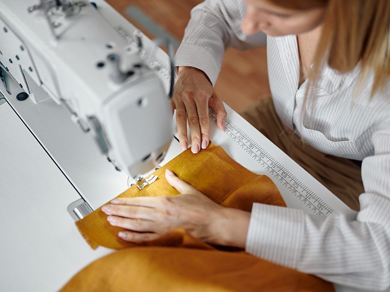 Costurera cosiendo con la máquina de coser